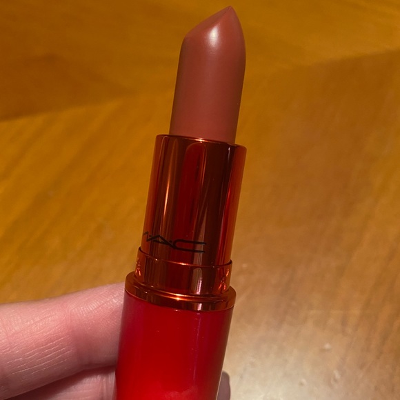 MAC Matte Lipstick Lookin’ Like Wealth - Picture 7 of 16